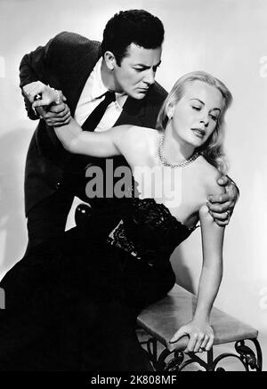 Cornel Wilde & Jean Wallace film: The Big Combo (1957) personnages: Police Lt. Leonard Diamond & Susan Lowell Directeur: Joseph H. Lewis 13 février 1955 **AVERTISSEMENT** cette photographie est destinée à un usage éditorial exclusif et est le droit d'auteur des ARTISTES ALLIÉS et/ou du photographe assigné par la Société du film ou de la production et ne peut être reproduite que par des publications dans le cadre de la promotion du film ci-dessus. Un crédit obligatoire pour LES ARTISTES ALLIÉS est requis. Le photographe doit également être crédité lorsqu'il est connu. Aucune utilisation commerciale ne peut être accordée sans l'autorisation écrite de la Société du film. Banque D'Images