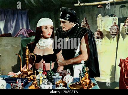 Elaine Stewart et John Derek film : The Adventures of Hajji Baba (1957) personnages : Princess Fakzia & Hajji Baba Directeur : Don Weis 01 octobre 1954 **AVERTISSEMENT** cette photographie est à usage éditorial exclusif et est le droit d'auteur de 20 CENTURY FOX et/ou le photographe assigné par la Société du film ou de la production et ne peut être reproduite que par des publications dans le cadre de la promotion du film ci-dessus. Un crédit obligatoire à 20 CENTURY FOX est requis. Le photographe doit également être crédité lorsqu'il est connu. Aucune utilisation commerciale ne peut être accordée sans l'autorisation écrite de la Société du film. Banque D'Images