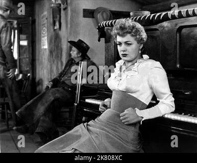 Shelley Winters film: Winchester '73 (USA 1950) personnages: Lola Manners Directeur: Anthony Mann 01 juin 1950 **AVERTISSEMENT** cette photographie est destinée à un usage éditorial exclusif et est le droit d'auteur d'UNIVERSAL et/ou du photographe attribué par la Société de film ou de production et ne peut être reproduite que par des publications en conjonction avec la promotion du film ci-dessus. Un crédit obligatoire pour UNIVERSEL est requis. Le photographe doit également être crédité lorsqu'il est connu. Aucune utilisation commerciale ne peut être accordée sans l'autorisation écrite de la Société du film. Banque D'Images