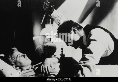 Shelley Winters & Robert Mitchum film: The Night of the Hunter (USA 1955) personnages: Willa Harper,Harry Powell / Literaturverfilmung (basé sur le livre de Davis Grubb) Directeur: Charles Laughton 26 juillet 1955 **AVERTISSEMENT** cette photographie est à usage éditorial exclusif et est le droit d'auteur de PAUL GREGORY PRODUCTIONS et/ou le photographe assigné par la Société de film ou de production et ne peut être reproduite que par des publications dans le cadre de la promotion du film ci-dessus. Un crédit obligatoire pour LES PRODUCTIONS DE PAUL GREGORY est requis. Le photographe doit également être crédité lorsqu'il est connu. Pas de commer Banque D'Images