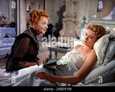 Estelle Winwood & Grace Kelly film: The Swan (USA 1956) Directeur: Charles Bvis 18 avril 1956 **AVERTISSEMENT** cette photographie est à usage éditorial exclusif et est le copyright de MGM et/ou le photographe assigné par la Société de film ou de production et ne peut être reproduite que par des publications en conjonction avec la promotion du film ci-dessus. Un crédit obligatoire pour MGM est requis. Le photographe doit également être crédité lorsqu'il est connu. Aucune utilisation commerciale ne peut être accordée sans l'autorisation écrite de la Société du film. Banque D'Images