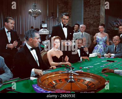 Cary Grant film to Catch A Thief (USA 1955) personnages : John Robie & réalisateur : Alfred Hitchcock 02 août 1955 **AVERTISSEMENT** cette photographie est à usage éditorial exclusif et est la propriété intellectuelle de PARAMOUNT PICTURES et/ou du photographe assigné par The film or production Company et ne peut être reproduite que par des publications en liaison avec la promotion du film ci-dessus. Un crédit obligatoire pour LES PHOTOS PARAMOUNT est requis. Le photographe doit également être crédité lorsqu'il est connu. Aucune utilisation commerciale ne peut être accordée sans autorisation écrite de The film Company. Banque D'Images