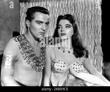 Sydney Chaplin & Joan Collins film: Land of the Pharaohs (1955) personnages: Treneh & Princess Nellifer Directeur: Howard Hawks 24 juin 1955 **AVERTISSEMENT** cette photographie est à usage éditorial exclusif et est le copyright de WARNER BROS et/ou le photographe assigné par la Société de film ou de production et ne peut être reproduite que par des publications dans le cadre de la promotion du film ci-dessus. Un crédit obligatoire pour WARNER BROS est requis. Le photographe doit également être crédité lorsqu'il est connu. Aucune utilisation commerciale ne peut être accordée sans l'autorisation écrite de la Société du film. Banque D'Images