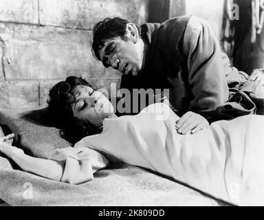 Gina Lollobrigida & Anthony Quinn film : notre Dame de Paris ; le Hunchback de notre Dame (1956) personnages : Esmeralda & Quasimodo Directeur : Jean Delannoy 19 décembre 1956 **AVERTISSEMENT** cette photographie est à usage éditorial exclusif et est le droit d'auteur des ARTISTES ALLIÉS et/ou du photographe assigné par la Société de film ou de production et ne peut être reproduite que par des publications dans le cadre de la promotion du film ci-dessus. Un crédit obligatoire pour LES ARTISTES ALLIÉS est requis. Le photographe doit également être crédité lorsqu'il est connu. Aucune utilisation commerciale ne peut être accordée sans l'autorisation écrite du Banque D'Images