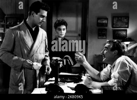 Aanthony Franciosa, Jean Simmons, Paul Douglas film This Could Be the Night (1954) personnages : ,Anne Leeds,Rocco réalisateur : Robert Wise 14 mai 1957 **AVERTISSEMENT** cette photographie est réservée à un usage éditorial et est la propriété de MGM et/ou du photographe assigné par le film ou la société de production et ne peut être reproduite que par des publications en liaison avec la promotion du film ci-dessus. Un crédit obligatoire à MGM est requis. Le photographe doit également être crédité lorsqu'il est connu. Aucune utilisation commerciale ne peut être accordée sans autorisation écrite de The film Company. Banque D'Images