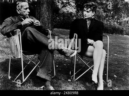 Humphrey Bogart & Audrey Hepburn film: Sabrina; Sabrina Fair (USA 1954) Directeur: Billy Wilder 03 septembre 1954 **AVERTISSEMENT** cette photographie est destinée à un usage éditorial seulement et est le droit d'auteur des IMAGES PARAMOUNT et/ou du photographe assigné par la Société de film ou de production et ne peut être reproduite que par des publications en conjonction avec la promotion du film ci-dessus. Un crédit obligatoire pour LES PHOTOS PARAMOUNT est requis. Le photographe doit également être crédité lorsqu'il est connu. Aucune utilisation commerciale ne peut être accordée sans l'autorisation écrite de la Société du film. Banque D'Images