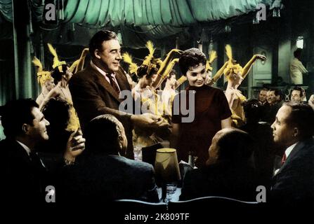Paul Douglas, Jean Simmons film This Could Be the Night (1953) personnages : Rocco,Anne Leeds réalisateur : Robert Wise 14 mai 1957 **AVERTISSEMENT** cette photographie est destinée à un usage éditorial et est la propriété de MGM et/ou du photographe désigné par la société de production et ne peut être reproduite que par des publications en liaison avec la promotion du film ci-dessus. Un crédit obligatoire à MGM est requis. Le photographe doit également être crédité lorsqu'il est connu. Aucune utilisation commerciale ne peut être accordée sans autorisation écrite de The film Company. Banque D'Images
