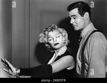 Lizabeth Scott & Robert Ryan film: The Racket (1955) personnages: Irene Hayes & Nick Scanlon Directeur: John Cromwell 12 décembre 1951 **AVERTISSEMENT** cette photographie est à usage éditorial exclusif et est le copyright de RKO et/ou le photographe assigné par la Société de film ou de production et ne peut être reproduite que par des publications dans le cadre de la promotion du film ci-dessus. Un crédit obligatoire pour RKO est requis. Le photographe doit également être crédité lorsqu'il est connu. Aucune utilisation commerciale ne peut être accordée sans l'autorisation écrite de la Société du film. Banque D'Images