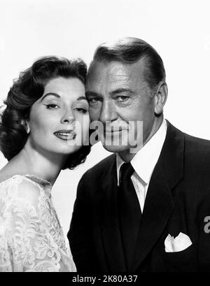 Suzy Parker & Gary Cooper film : dix North Frederick (1958) personnages : Kate Drummond & Joseph B. « Joe » Chapin Directeur : Philip Dunne 22 mai 1958 **AVERTISSEMENT** cette photographie est à usage éditorial exclusif et est le droit d'auteur de 20 CENTURY FOX et/ou le photographe assigné par la Société du film ou de la production et ne peut être reproduite que par des publications dans le cadre de la promotion du film ci-dessus. Un crédit obligatoire à 20 CENTURY FOX est requis. Le photographe doit également être crédité lorsqu'il est connu. Aucune utilisation commerciale ne peut être accordée sans l'autorisation écrite de la Société du film. Banque D'Images