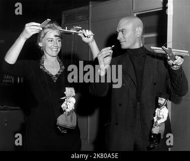Maria Schell & Yul Brynner film les Frères Karamazov (1956) personnages : Grushenka & Dmitri Karamazov réalisateur : Richard Brooks 20 février 1958 **AVERTISSEMENT** cette photographie est réservée à un usage éditorial et est la propriété de MGM et/ou du photographe attribué par la société de production et ne peut être reproduite que par des publications en liaison avec la promotion du film ci-dessus. Un crédit obligatoire à MGM est requis. Le photographe doit également être crédité lorsqu'il est connu. Aucune utilisation commerciale ne peut être accordée sans autorisation écrite de The film Company. Banque D'Images