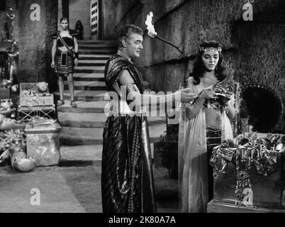 Jack Hawkins & Joan Collins film: Land of the Pharaohs (1955) personnages: Pharaon Khufu & Princess Nellifer Directeur: Howard Hawks 24 juin 1955 **AVERTISSEMENT** cette photographie est à usage éditorial exclusif et est le copyright de WARNER BROS et/ou le photographe assigné par la Société de film ou de production et ne peut être reproduite que par des publications dans le cadre de la promotion du film ci-dessus. Un crédit obligatoire pour WARNER BROS est requis. Le photographe doit également être crédité lorsqu'il est connu. Aucune utilisation commerciale ne peut être accordée sans l'autorisation écrite de la Société du film. Banque D'Images