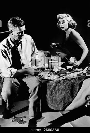 Sterling Hayden & Marie Windsor film: The Killing (USA 1956) personnages: Johnny Clay & Sherry Peatty Directeur: Stanley Kubrick 20 mai 1956 **AVERTISSEMENT** cette photographie est destinée à un usage éditorial exclusif et est le droit d'auteur des ARTISTES UNIS et/ou du photographe assigné par la Société de film ou de production et ne peut être reproduite que par des publications dans le cadre de la promotion du film ci-dessus. Un crédit obligatoire pour LES ARTISTES UNIS est requis. Le photographe doit également être crédité lorsqu'il est connu. Aucune utilisation commerciale ne peut être accordée sans l'autorisation écrite de la Société du film. Banque D'Images