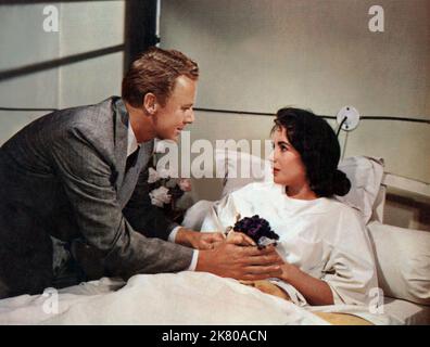 Van Johnson & Elizabeth Taylor film : la dernière fois que j'ai vu Paris (1952) personnages : Charles Wills & Helen Ellswirth / Wills Directeur : Richard Brooks 18 novembre 1954 **AVERTISSEMENT** cette photographie est destinée à un usage éditorial exclusif et est le droit d'auteur de MGM et/ou du photographe assigné par la Société de film ou de production et ne peut être reproduite que par des publications en conjonction avec la promotion du film ci-dessus. Un crédit obligatoire pour MGM est requis. Le photographe doit également être crédité lorsqu'il est connu. Aucune utilisation commerciale ne peut être accordée sans l'autorisation écrite de la Société du film. Banque D'Images