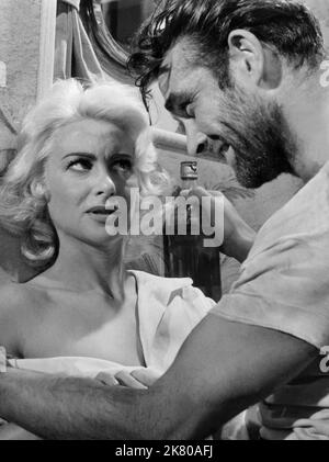 Martine Carol & Sean Connery film: Action of the Tiger (UK/USA 1957) personnages: Tracy Malvoisie & Mike Directeur: Terence Young 22 août 1957 **AVERTISSEMENT** cette photographie est destinée à un usage éditorial exclusif et est protégée par les droits d'auteur de CLARIDGE PRODUCTIONS et/ou du photographe attribué par la Société de film ou de production et ne peut être reproduite que par des publications en conjonction avec la promotion du film ci-dessus. Un crédit obligatoire pour LES PRODUCTIONS CLARIDGE est requis. Le photographe doit également être crédité lorsqu'il est connu. Aucune utilisation commerciale ne peut être accordée sans l'autorisation écrite de la Société du film. Banque D'Images