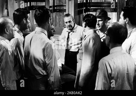Ed Begley, Robert Webber, Lee J. Cobb & Jack Warden film : 12 Angry Men; douze Angry Men (USA 1957) personnages : juré n° 3 et juré n° 7 Directeur : Sidney Lumet 10 avril 1957 **AVERTISSEMENT** cette photographie est à usage éditorial exclusif et est le droit d'auteur des ARTISTES UNIS et/ou du photographe assigné par la Société de film ou de production et ne peut être reproduite que par des publications dans le cadre de la promotion du film ci-dessus. Un crédit obligatoire pour LES ARTISTES UNIS est requis. Le photographe doit également être crédité lorsqu'il est connu. Aucune utilisation commerciale ne peut être accordée sans l'autorisation écrite du F Banque D'Images