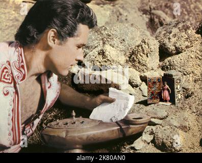 Kerwin Mathews film: The 7th Voyage of Sinbad (1950) personnages: Sinbad Directeur: Nathan Juran 05 décembre 1958 **AVERTISSEMENT** cette photographie est à usage éditorial exclusif et est le droit d'auteur de COLUMBIA et/ou le photographe assigné par la Société de film ou de production et ne peut être reproduite que par des publications dans le cadre de la promotion du film ci-dessus. Un crédit obligatoire pour LA COLOMBIE est requis. Le photographe doit également être crédité lorsqu'il est connu. Aucune utilisation commerciale ne peut être accordée sans l'autorisation écrite de la Société du film. Banque D'Images