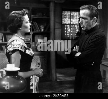 Gene Tierney & Humphrey Bogart film: The Left Hand of God (1955) personnages: Anne 'Scotty' Scott & James 'Jim' Carmody Directeur: Edward Dmytryk 21 septembre 1955 **AVERTISSEMENT** cette photographie est à usage éditorial exclusif et est le droit d'auteur de 20th CENTURY FOX et/ou le photographe assigné par la Société de film ou de production et ne peut être reproduite que par des publications dans le cadre de la promotion du film ci-dessus. Un crédit obligatoire à 20th CENTURY FOX est requis. Le photographe doit également être crédité lorsqu'il est connu. Aucune utilisation commerciale ne peut être accordée sans l'autorisation écrite du film Banque D'Images