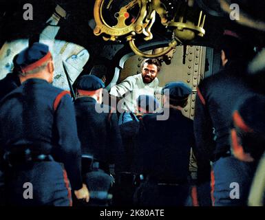 James Mason film 20 000 ligues sous la mer (USA 1954) personnages : Capitaine Nemo / Literaturver Filmung (basé sur le livre de Jules Verne) réalisateur : Richard Fleischer 29 juin 1954 **AVERTISSEMENT** cette photographie est à usage éditorial exclusif et est la propriété de WALT DISNEY/ANTHONY UGRIN et/ou du photographe désigné par la société cinématographique ou de production et ne peut être reproduite que par des publications dans le cadre de la promotion du film ci-dessus. Un crédit obligatoire à WALT DISNEY/ANTHONY UGRIN est requis. Aucune utilisation commerciale ne peut être accordée sans autorisation écrite de The film Company. Banque D'Images