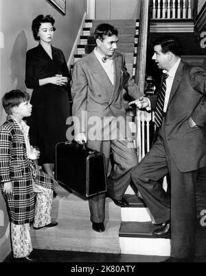 Barbara Rush, James Mason & Walter Matlau film: Bigger than Life (1953) personnages: Lou Avery,Ed Avery & Wally Gibbs Directeur: Nicholas Ray 02 août 1956 **AVERTISSEMENT** cette photographie est à usage éditorial exclusif et est le droit d'auteur de 20th CENTURY FOX et/ou le photographe assigné par la Société de film ou de production et ne peut être reproduite que par des publications dans le cadre de la promotion du film ci-dessus. Un crédit obligatoire à 20th CENTURY FOX est requis. Le photographe doit également être crédité lorsqu'il est connu. Aucune utilisation commerciale ne peut être accordée sans l'autorisation écrite de film Comla Banque D'Images