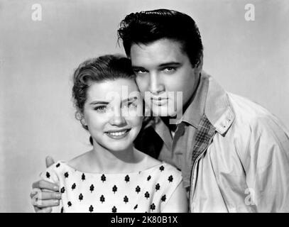 Dolores Hart & Elvis Presley film: King Creole (USA 1958) personnages: Nellie & Danny Fisher Directeur: Michael Curtiz 02 juillet 1958 **AVERTISSEMENT** cette photographie est destinée à un usage éditorial exclusif et est le droit d'auteur de PARAMOUNT et/ou du photographe assigné par la Société de film ou de production et ne peut être reproduite que par des publications en conjonction avec la promotion du film ci-dessus. Un crédit obligatoire pour PARAMOUNT est requis. Le photographe doit également être crédité lorsqu'il est connu. Aucune utilisation commerciale ne peut être accordée sans l'autorisation écrite de la Société du film. Banque D'Images