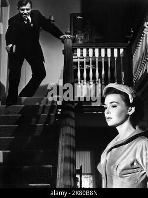 James Mason & Barbara Rush film: Bigger than Life (1956) personnages: Ed Avery & Lou Avery Directeur: Nicholas Ray 02 août 1956 **AVERTISSEMENT** cette photographie est à usage éditorial exclusif et est le droit d'auteur de 20th CENTURY FOX et/ou le photographe assigné par la Société de film ou de production et ne peut être reproduite que par des publications dans le cadre de la promotion du film ci-dessus. Un crédit obligatoire à 20th CENTURY FOX est requis. Le photographe doit également être crédité lorsqu'il est connu. Aucune utilisation commerciale ne peut être accordée sans l'autorisation écrite de la Société du film. Banque D'Images