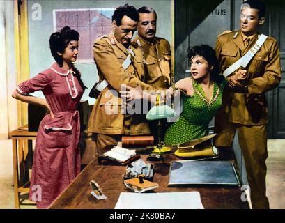 Vittorio de Sica, Gina Lollobrigida & Roberto Risto film: Bread, Love and Dreams; Pane, Amore E Fantasia (1953) personnages: Il maresciallo Antonio Carotenuto,Maria de Ritis, detta 'la Bersagliera' & il carabiniere Pietro Stelluti Directeur : Luigi Comencini 22 décembre 1953 **AVERTISSEMENT** cette photographie est destinée à un usage éditorial exclusif et est le copyright de TITANUS et/ou le photographe assigné par la Société de film ou de production et ne peut être reproduite que par des publications dans le cadre de la promotion du film ci-dessus. Un crédit obligatoire pour TITANUS est requis. Le photographe devrait également l'être Banque D'Images