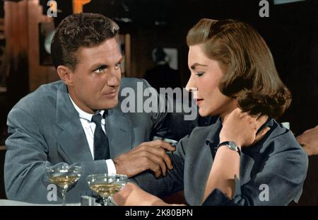 Robert Stack & Lauren Bacall film: Ecrit sur le vent (USA 1956) personnages: KYLE HADLEY, LUCY MOORE HADLEY Directeur: Douglas Sirk 12 décembre 1956 **AVERTISSEMENT** cette photographie est à usage éditorial exclusif et est le droit d'auteur des IMAGES UNIVERSELLES et/ou du photographe assigné par la Société de film ou de production et ne peut être reproduite que par des publications dans le cadre de la promotion du film ci-dessus. Un crédit obligatoire pour LES PHOTOS UNIVERSELLES est requis. Le photographe doit également être crédité lorsqu'il est connu. Aucune utilisation commerciale ne peut être accordée sans l'autorisation écrite de la Société du film. Banque D'Images