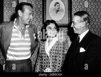 Gary Cooper, Audrey Hepburn & Maurice Chevalier film: Love in the Afternoon (1957) personnages: Frank Flannagan, Ariane Chavasse / Thin Girl, Claude Chavasse Directeur: Billy Wilder 30 juin 1957 **AVERTISSEMENT** cette photographie est à usage éditorial exclusif et est le droit d'auteur des ARTISTES ALLIÉS et/ou du photographe assigné par la Société de film ou de production et ne peut être reproduite que par des publications dans le cadre de la promotion du film ci-dessus. Un crédit obligatoire pour LES ARTISTES ALLIÉS est requis. Le photographe doit également être crédité lorsqu'il est connu. Aucune utilisation commerciale ne peut être accordée sans bref Banque D'Images