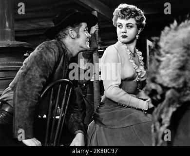 DaN Duryea & Shelley Winters film: Winchester '73 (USA 1950) personnages: Waco Johnnie Dean, Lola Manners Directeur: Anthony Mann 01 juin 1950 **AVERTISSEMENT** cette photographie est destinée à un usage éditorial exclusif et est le droit d'auteur d'UNIVERSAL et/ou du photographe attribué par la Société de film ou de production et ne peut être reproduite que par des publications en conjonction avec la promotion du film ci-dessus. Un crédit obligatoire pour UNIVERSEL est requis. Le photographe doit également être crédité lorsqu'il est connu. Aucune utilisation commerciale ne peut être accordée sans l'autorisation écrite de la Société du film. Banque D'Images