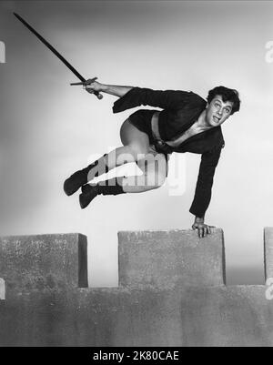 Tony Curtis film le bouclier noir de Falworth (1958) personnages : Myles Falworth réalisateur : Rudolph Mate 02 septembre 1954 **AVERTISSEMENT** cette photographie est réservée à un usage éditorial et est protégée par LES droits d'auteur de UNIVERSAL PICTURES et/ou du photographe assigné par le film ou la société de production et ne peut être reproduite que par des publications en liaison avec la promotion du film ci-dessus. Un crédit obligatoire pour UNIVERSAL PICTURES est requis. Le photographe doit également être crédité lorsqu'il est connu. Aucune utilisation commerciale ne peut être accordée sans autorisation écrite de The film Company. Banque D'Images