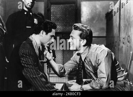 Kirk Douglas film Detective Story (USA 1951) personnages : Dét. James 'Jim' McLeod réalisateur : William Wyler 24 octobre 1951 **AVERTISSEMENT** cette photographie est destinée à un usage éditorial seulement et est protégée par les droits d'auteur de PARAMOUNT PICTURES et/ou du photographe désigné par la société de production et ne peut être reproduite que par des publications en liaison avec la promotion du film ci-dessus. Un crédit obligatoire pour LES PHOTOS PARAMOUNT est requis. Le photographe doit également être crédité lorsqu'il est connu. Aucune utilisation commerciale ne peut être accordée sans autorisation écrite de The film Company. Banque D'Images