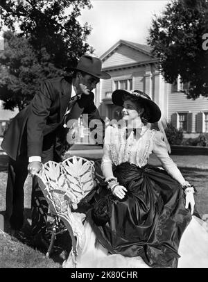 Gary Cooper & Patricia Neal film: Bright Leaf (USA 1950) personnages: Brent Royle, Margaret Jane Singleton Directeur: Michael Curtiz 16 juin 1950 **AVERTISSEMENT** cette photographie est à usage éditorial exclusif et est le copyright de WARNER et/ou le photographe assigné par la Société de film ou de production et ne peut être reproduite que par des publications dans le cadre de la promotion du film ci-dessus. Un crédit obligatoire pour WARNER est requis. Le photographe doit également être crédité lorsqu'il est connu. Aucune utilisation commerciale ne peut être accordée sans l'autorisation écrite de la Société du film. Banque D'Images