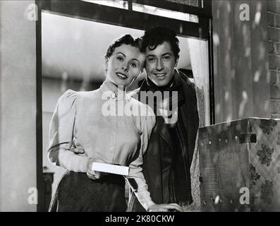 Jeanne Crain & Farley Granger film: O. Henry'S Full House (1952) personnages: Della (le don de la Magi), Jim (le don de la Magi) Directeur: Henry Hathaway 19 septembre 1952 **AVERTISSEMENT** cette photographie est à usage éditorial exclusif et est le droit d'auteur de 20 CENTURY FOX et/ou le photographe assigné par la Société de film ou de production et ne peut être reproduite que par des publications dans le cadre de la promotion du film ci-dessus. Un crédit obligatoire à 20 CENTURY FOX est requis. Le photographe doit également être crédité lorsqu'il est connu. Aucune utilisation commerciale ne peut être accordée sans autorisation écrite fr Banque D'Images