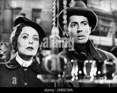 Jeanne Crain & Farley Granger film: O. Henry'S Full House (1952) personnages: Della (le don de la Magi), Jim (le don de la Magi) Directeur: Henry Hathaway 19 septembre 1952 **AVERTISSEMENT** cette photographie est à usage éditorial exclusif et est le droit d'auteur de 20 CENTURY FOX et/ou le photographe assigné par la Société de film ou de production et ne peut être reproduite que par des publications dans le cadre de la promotion du film ci-dessus. Un crédit obligatoire à 20 CENTURY FOX est requis. Le photographe doit également être crédité lorsqu'il est connu. Aucune utilisation commerciale ne peut être accordée sans autorisation écrite fr Banque D'Images