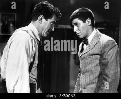 Dean Martin & Jerry Lewis film: The Stooge (USA 1951) personnages: Bill Miller, Theodore 'Ted' Rogers Directeur: Norman Taurog 15 novembre 1951 **AVERTISSEMENT** cette photographie est destinée à un usage éditorial exclusif et est protégée par les droits d'auteur des IMAGES DE PARAMOUNT et/ou du photographe attribué par la Société de film ou de production et ne peut être reproduite que par des publications en conjonction avec la promotion du film ci-dessus. Un crédit obligatoire pour LES PHOTOS PARAMOUNT est requis. Le photographe doit également être crédité lorsqu'il est connu. Aucune utilisation commerciale ne peut être accordée sans l'autorisation écrite de la Société du film. Banque D'Images