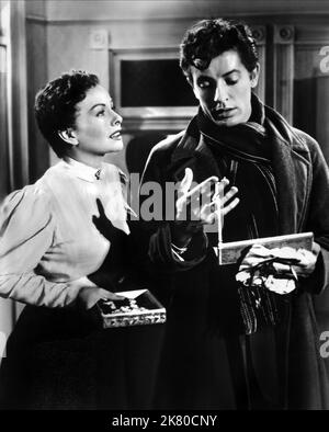 Jeanne Crain & Farley Granger film: O. Henry'S Full House (1952) personnages: Della (le don de la Magi), Jim (le don de la Magi) Directeur: Henry Hathaway 19 septembre 1952 **AVERTISSEMENT** cette photographie est à usage éditorial exclusif et est le droit d'auteur de 20 CENTURY FOX et/ou le photographe assigné par la Société de film ou de production et ne peut être reproduite que par des publications dans le cadre de la promotion du film ci-dessus. Un crédit obligatoire à 20 CENTURY FOX est requis. Le photographe doit également être crédité lorsqu'il est connu. Aucune utilisation commerciale ne peut être accordée sans autorisation écrite fr Banque D'Images