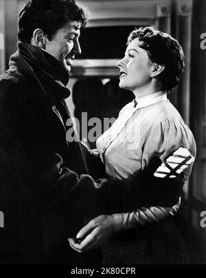 Farley Granger & Jeanne Crain film: O. Henry'S Full House (1952) personnages: Jim (le don de la Magi), Della (le don de la Magi) Directeur: Henry Hathaway 19 septembre 1952 **AVERTISSEMENT** cette photographie est à usage éditorial exclusif et est le droit d'auteur de 20 CENTURY FOX et/ou le photographe assigné par la Société de film ou de production et ne peut être reproduite que par des publications dans le cadre de la promotion du film ci-dessus. Un crédit obligatoire à 20 CENTURY FOX est requis. Le photographe doit également être crédité lorsqu'il est connu. Aucune utilisation commerciale ne peut être accordée sans autorisation écrite fr Banque D'Images