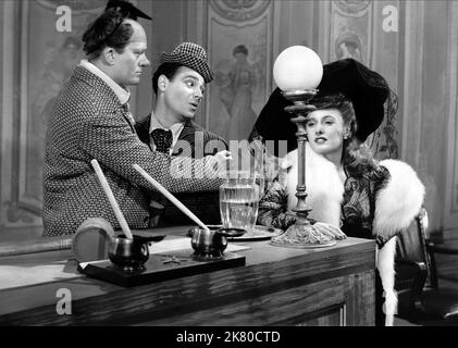 Michael O'Shea, Gerald Mohr et Barbara Stanwyck film: Striptease Lady; Lady of Burlesque (1950) personnages: BIFF Brannigan, Louie Grindero, Deborah Hoople, aka Dixie Daisy Directeur: William A.Wellman 01 mai 1953 **AVERTISSEMENT** cette photographie est à usage éditorial seulement et est le droit d'auteur de HUNT STROMBERG PRODUCTIONS et/ou le photographe assigné par la Société de film ou de production et ne peut être reproduit que par des publications dans le cadre de la promotion du film ci-dessus. Un crédit obligatoire pour CHASSER LES PRODUCTIONS DE STROMBERG est requis. Le photographe doit également être crédité lorsqu'il est connu. Non Banque D'Images