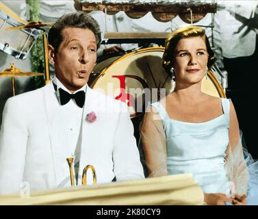 Danny Kaye & Barbara Bel Geddes film: Les cinq pennies (1952) personnages: Ernest Loring Nichols aka 'Red' & 'Ernie', Willa Stutsman aka 'Bobbie Meredth' Directeur: Melville Shavelson 18 juin 1959 **AVERTISSEMENT** cette photographie est destinée à un usage éditorial exclusif et est protégée par les droits d'auteur des IMAGES DE PARAMOUNT et/ou du photographe attribué par la Société de film ou de production et ne peut être reproduite que par des publications en conjonction avec la promotion du film ci-dessus. Un crédit obligatoire pour LES PHOTOS PARAMOUNT est requis. Le photographe doit également être crédité lorsqu'il est connu. Aucune utilisation commerciale ne peut être accordée W Banque D'Images