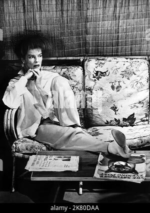 Katharine Hepburn film Sudden, Last Summer (USA 1959) personnages : MRS Violet Venable réalisateur : Joseph L. Mankiewicz 22 décembre 1959 **AVERTISSEMENT** cette photographie est à usage éditorial exclusif et est la propriété de COLUMBIA et/ou du photographe désigné par The film or production Company et ne peut être reproduite que par des publications en liaison avec la promotion du film ci-dessus. Un crédit obligatoire à COLUMBIA est requis. Le photographe doit également être crédité lorsqu'il est connu. Aucune utilisation commerciale ne peut être accordée sans autorisation écrite de The film Company. Banque D'Images