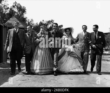Millard Kaufman, Edward Dmytryk, Eva Marie Saint, Montgomery Clift, Elizabeth Taylor, Dore Schary & David Lewis film: Raintree County (USA 1957) personnages: Nel Gaither, John Wickliff Shawnessy, Susanna Drake / Literaturverfilmung (basé sur le livre de Ross Lockridge Jr.) Réalisateur: Edward Dmytryk 04 octobre 1957 **AVERTISSEMENT** cette photographie est à usage éditorial exclusif et est le droit d'auteur de MGM et/ou le photographe assigné par la Société de film ou de production et ne peut être reproduite que par des publications dans le cadre de la promotion du film ci-dessus. Un crédit obligatoire pour MGM est requis Banque D'Images
