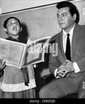 Mario Lanza film Serenade (1956) personnages : Damon Vincenti réalisateur : Anthony Mann 23 mars 1956 **AVERTISSEMENT** cette photographie est réservée à un usage éditorial et est protégée par les droits d'auteur de WARNER BROS et/ou du photographe désigné par le film ou la société de production et ne peut être reproduite que par des publications en liaison avec la promotion du film ci-dessus. Un crédit obligatoire à WARNER BROS est requis. Le photographe doit également être crédité lorsqu'il est connu. Aucune utilisation commerciale ne peut être accordée sans autorisation écrite de The film Company. Banque D'Images