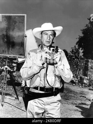 Gary Cooper On Set film: Blowing Wild (1951) personnages: Jeff Dawson Directeur: Hugo Fregonese 07 octobre 1953 **AVERTISSEMENT** cette photographie est à usage éditorial exclusif et est le copyright de WARNER BROS et/ou le photographe assigné par la Société de film ou de production et ne peut être reproduite que par des publications dans le cadre de la promotion du film ci-dessus. Un crédit obligatoire pour WARNER BROS est requis. Le photographe doit également être crédité lorsqu'il est connu. Aucune utilisation commerciale ne peut être accordée sans l'autorisation écrite de la Société du film. Banque D'Images