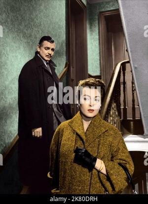 Clark Gable & Lana Turner film Betrayed (1954) personnages : Col. Pieter Deventer, Carla Van Oven réalisateur : Gottfried Reinhardt 07 septembre 1954 **AVERTISSEMENT** cette photographie est réservée à un usage éditorial et est la propriété de MGM et/ou du photographe assigné par le film ou la société de production et ne peut être reproduite que par des publications en liaison avec la promotion du film ci-dessus. Un crédit obligatoire à MGM est requis. Le photographe doit également être crédité lorsqu'il est connu. Aucune utilisation commerciale ne peut être accordée sans autorisation écrite de The film Company. Banque D'Images