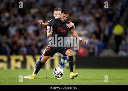 SAN SEBASTIAN, ESPAGNE - OCTOBRE 19: Angel Rodriguez de RCD Mallorca concurrence pour le bal avec Jon Pacheco de Real Sociedad pendant le match de la Liga Santander entre Real Sociedad et RCD Mallorca sur 19 octobre 2022 à la Reale Arena à San Sebastian, Espagne. Credit: Ricardo Larreina/AFLO/Alay Live News Banque D'Images