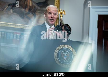 Washington, DC, États-Unis. 19th octobre 2022. LE président AMÉRICAIN Joe Biden s'exprime dans la salle Roosevelt de la Maison Blanche à Washington, DC, États-Unis, le mercredi 19 octobre, 2022. L'administration Biden prévoit de libérer 15 millions de barils des réserves d'urgence des États-Unis, et pourrait envisager beaucoup plus cet hiver, dans un effort pour diminuer les prix élevés de l'essence qui sont devenus une responsabilité pour les démocrates lors des élections de mi-mandat du mois prochain. Credit: Al Drago/Pool via CNP/dpa/Alay Live News Banque D'Images