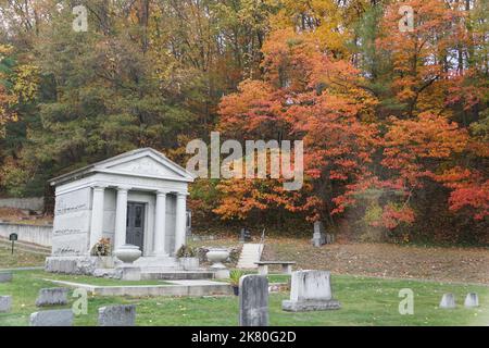 Watkins Glen, New York, U.S.A - 17 octobre 2022 - Un cimetière avec un mausolée de Barrett Rothschild et le fond du feuillage d'automne Banque D'Images