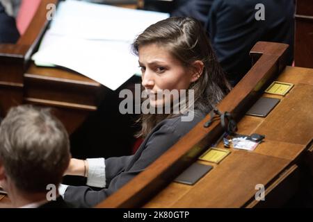 l-adjointe-marie-charlotte-garin-assiste-une-session-de-questions