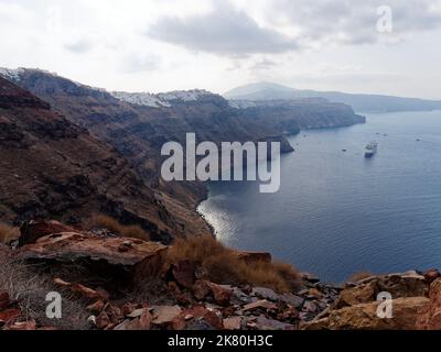 Vue de Skaros Rock vers les villes de Firostefani et Fira et la Caldera. Île grecque des Cyclades de Santorin dans la mer Égée. Banque D'Images