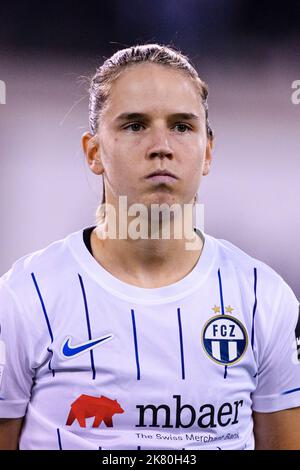 Schaffhausen, Suisse. 19th octobre 2022. SCHAFFHAUSEN, SUISSE - OCTOBRE 19 : Naomi Mégroz du FC Zurich entre sur le terrain lors du match C de la Ligue des champions des femmes de l'UEFA entre le FC Zürich et Juventus à la Wefox Arena sur 19 octobre 2022 à Schaffhausen, en Suisse. (Marcio Machado/SPP) crédit: SPP Sport presse photo. /Alamy Live News Banque D'Images